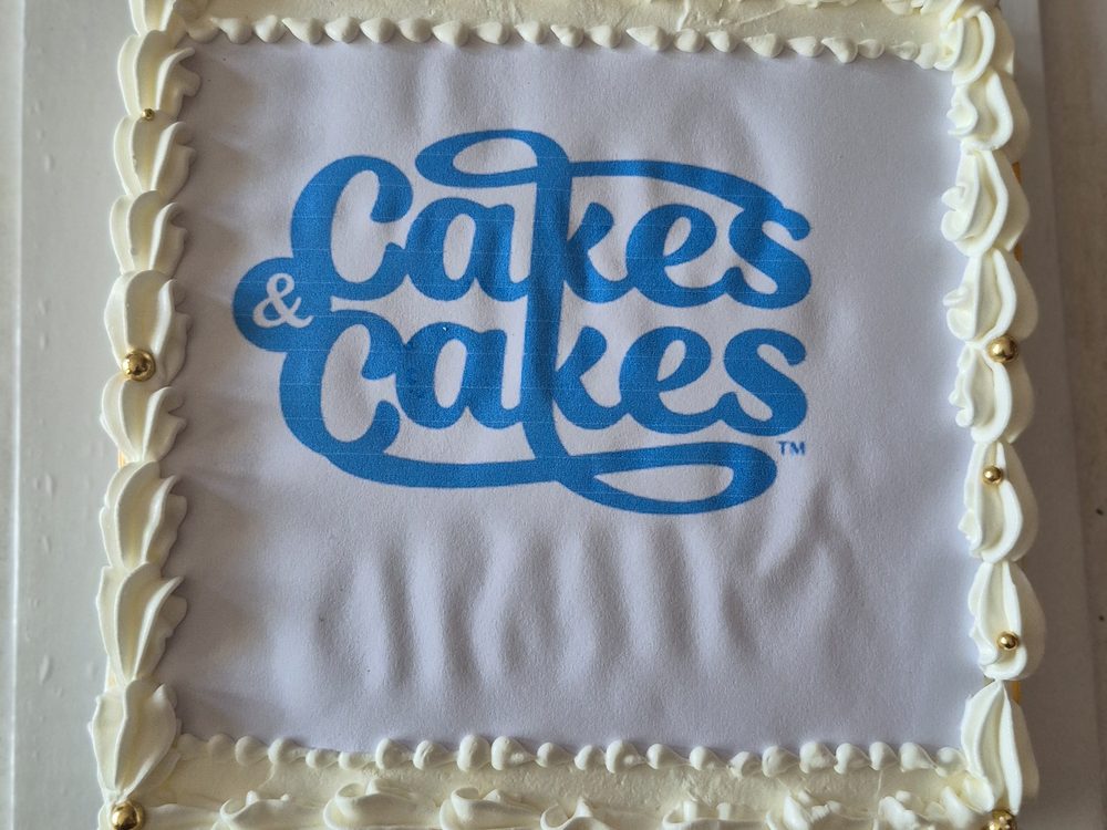 The Cakes & Cakes identity on a finished cake